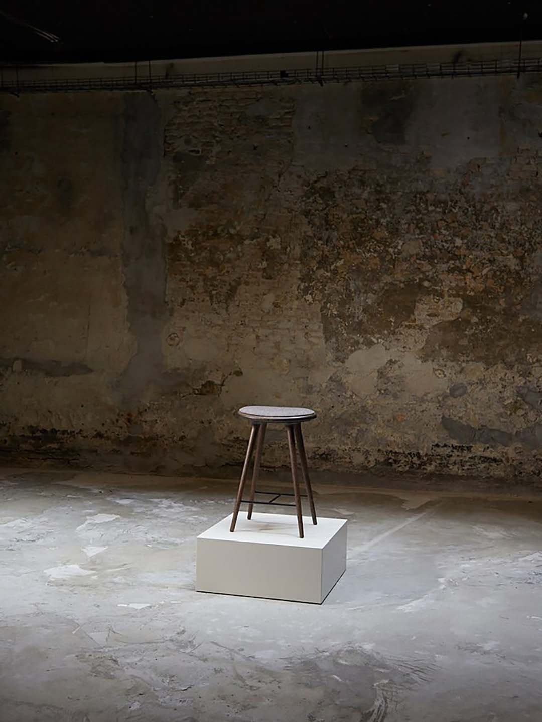 Элегантный полубарный стул Mater High - ткань из натурального дуба в большом помещении