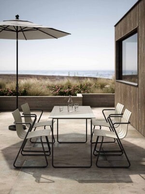 Дизайнерский стул Mater Ocean в экстерьере загородного дома