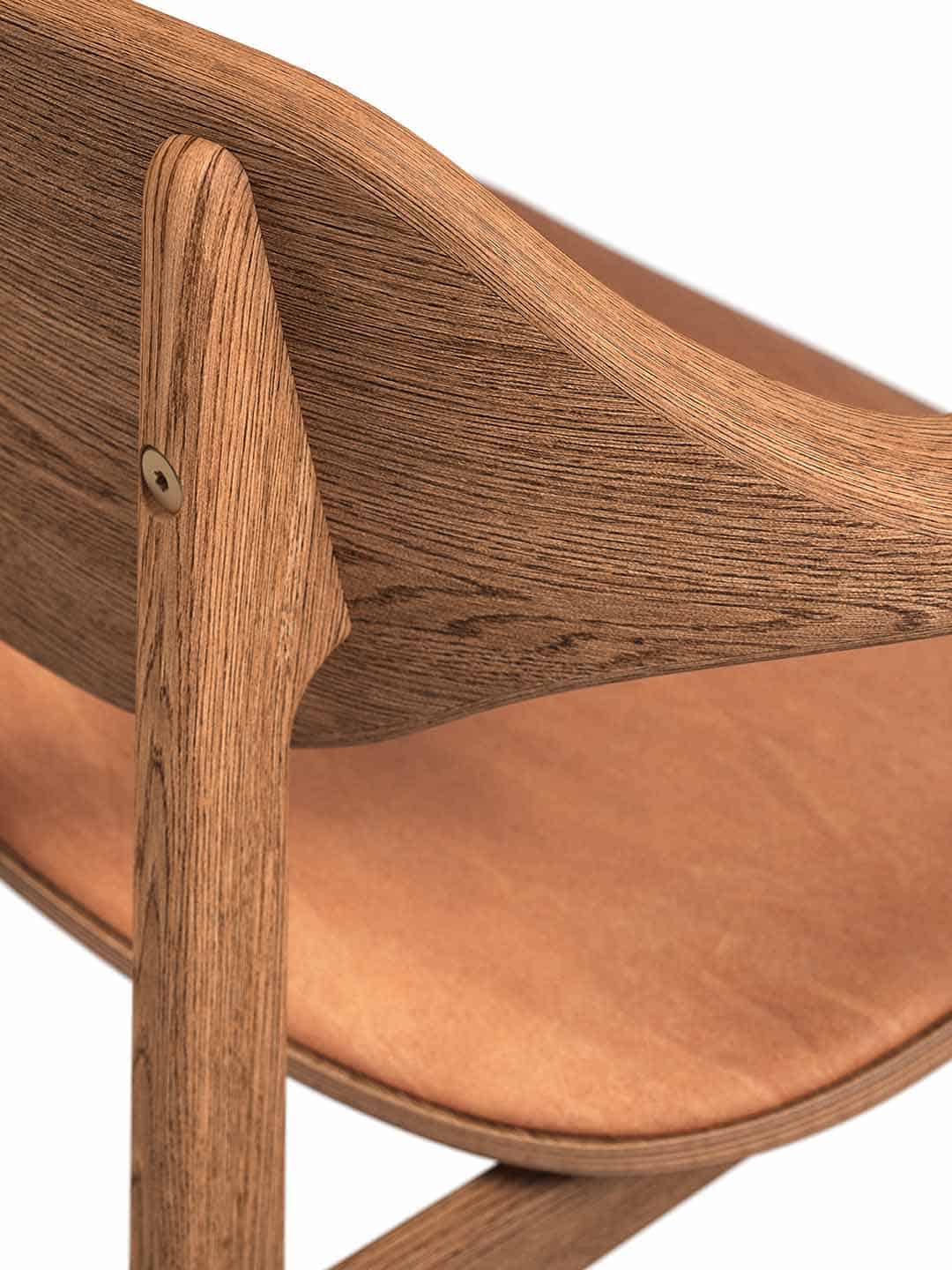 Красивый обеденный стул NORR11 Buffalo из дымчатого дуба с кожей коньячного цвета