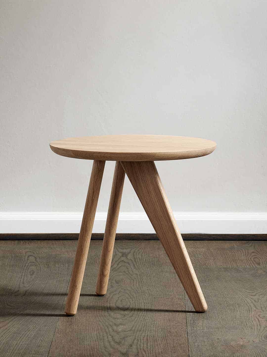 Деревянный кофейный стол NORR11 Fin Side в светлом интерьере