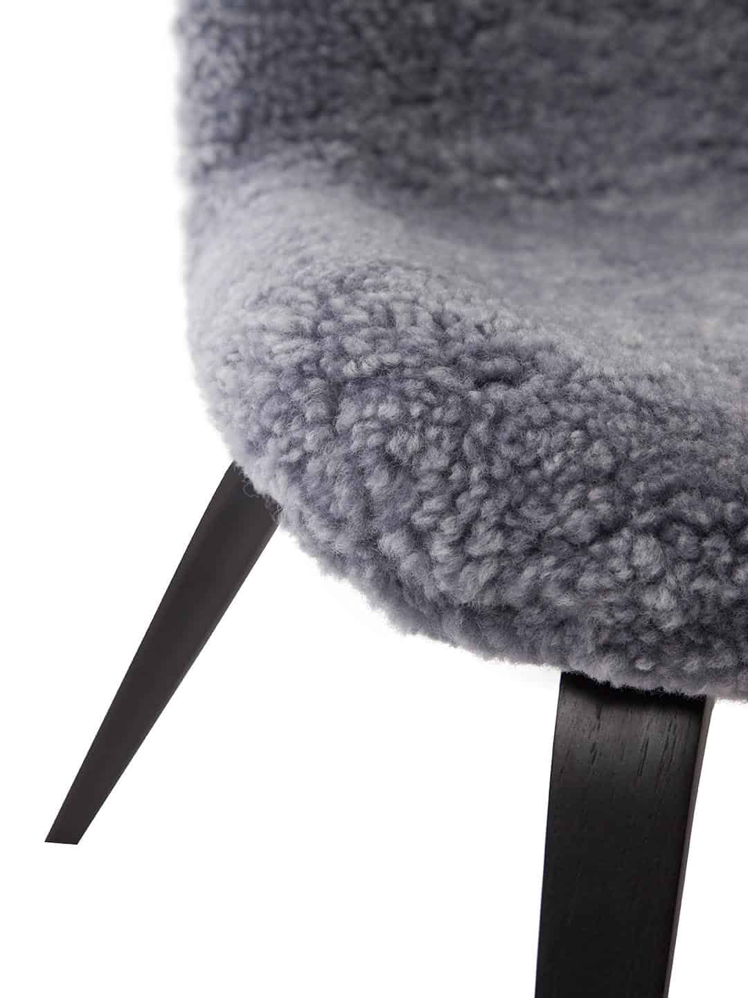 Скандинавское кресло для отдыха NORR11 Goose из овчины цвета графит