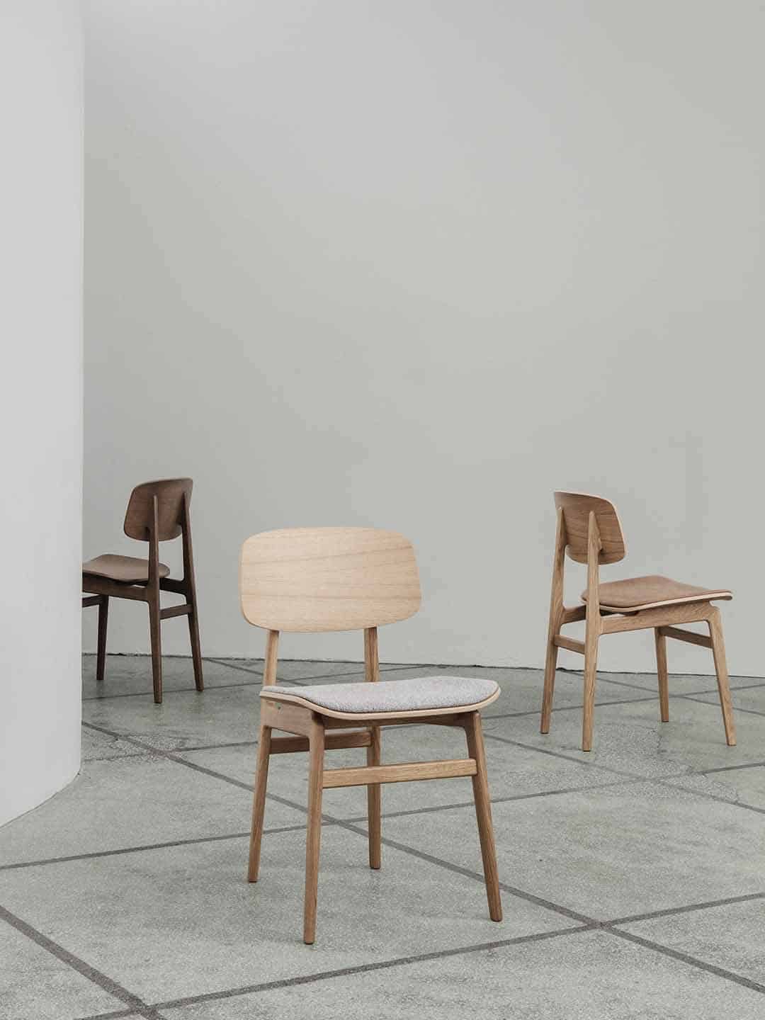 Дизайнерский обеденный стул NORR11 NY11 в светлом помещении