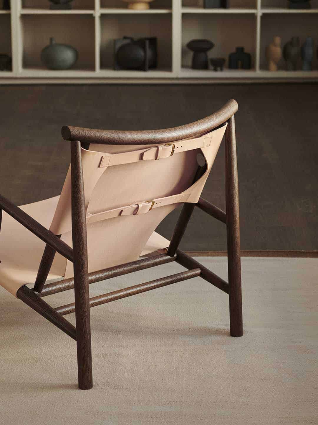 Дизайнерское кресло для отдыха NORR11 Samurai в светлом интерьере