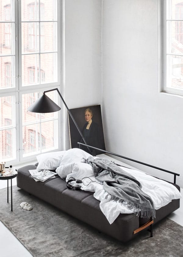 дизайнерский диван в норвежском интерьере