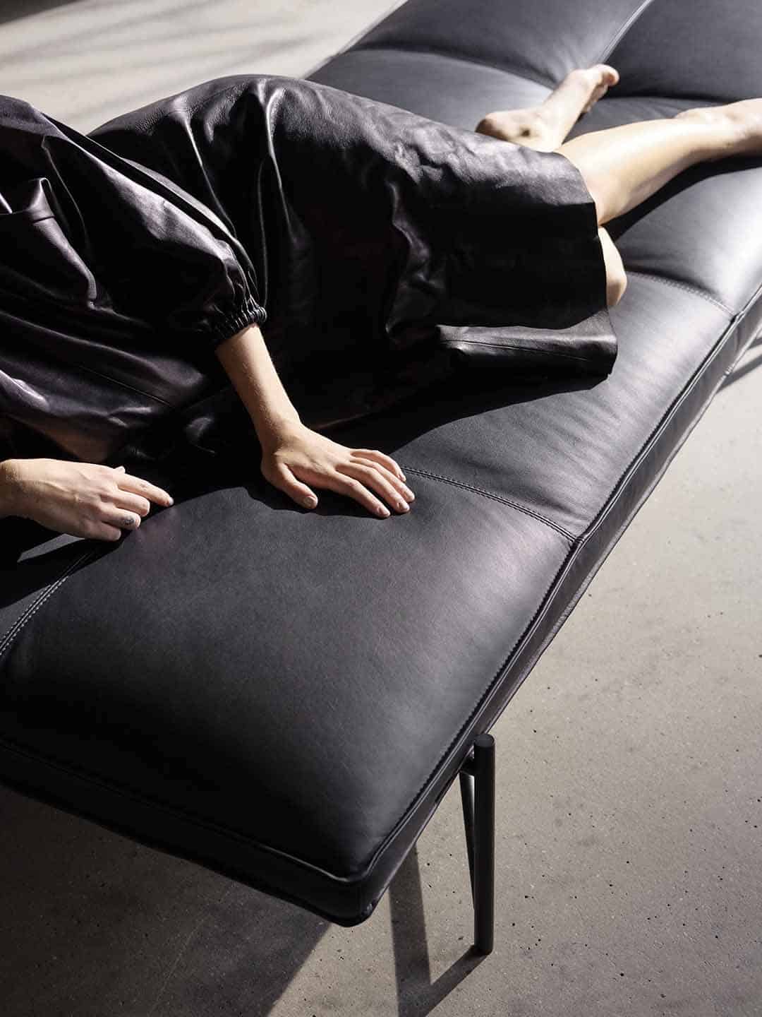 Дизайнерская кушетка HANDVARK из черной кожи