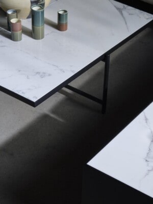 Красивый журнальный стол HANDVARK 90 из белого мрамора