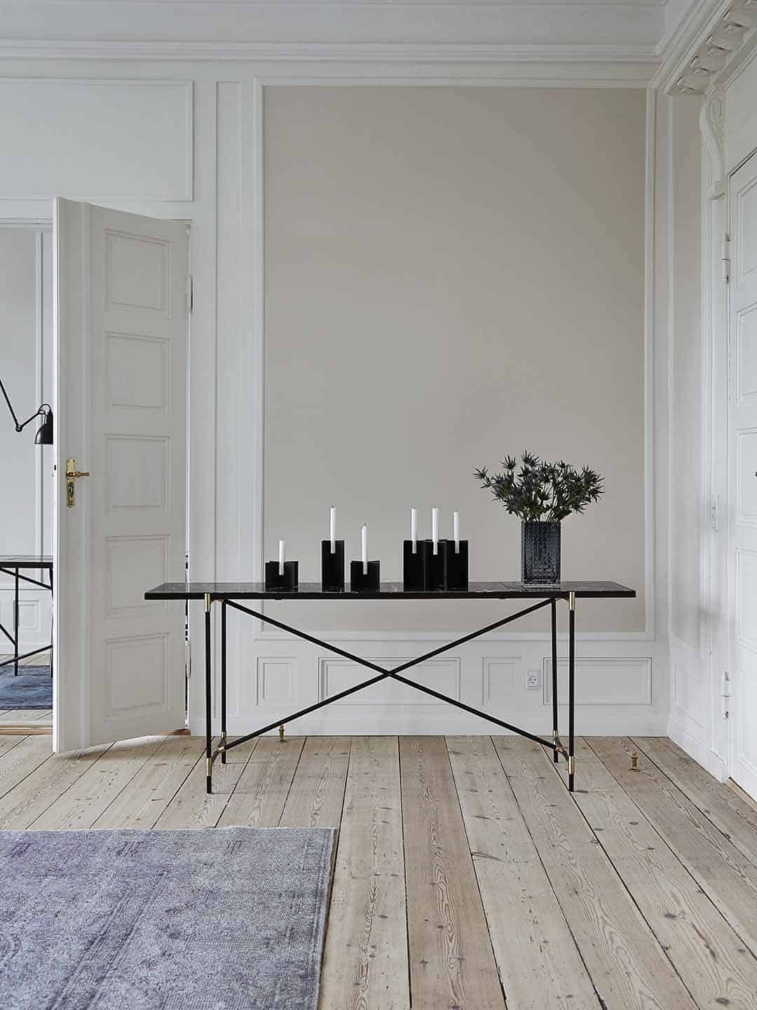 Дизайнерский консольный стол HANDVARK в скандинавском интерьере