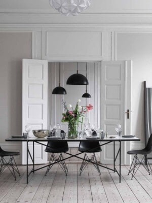 Обеденный стол HANDVARK 230 в скандинавском стиле в белом интерьере