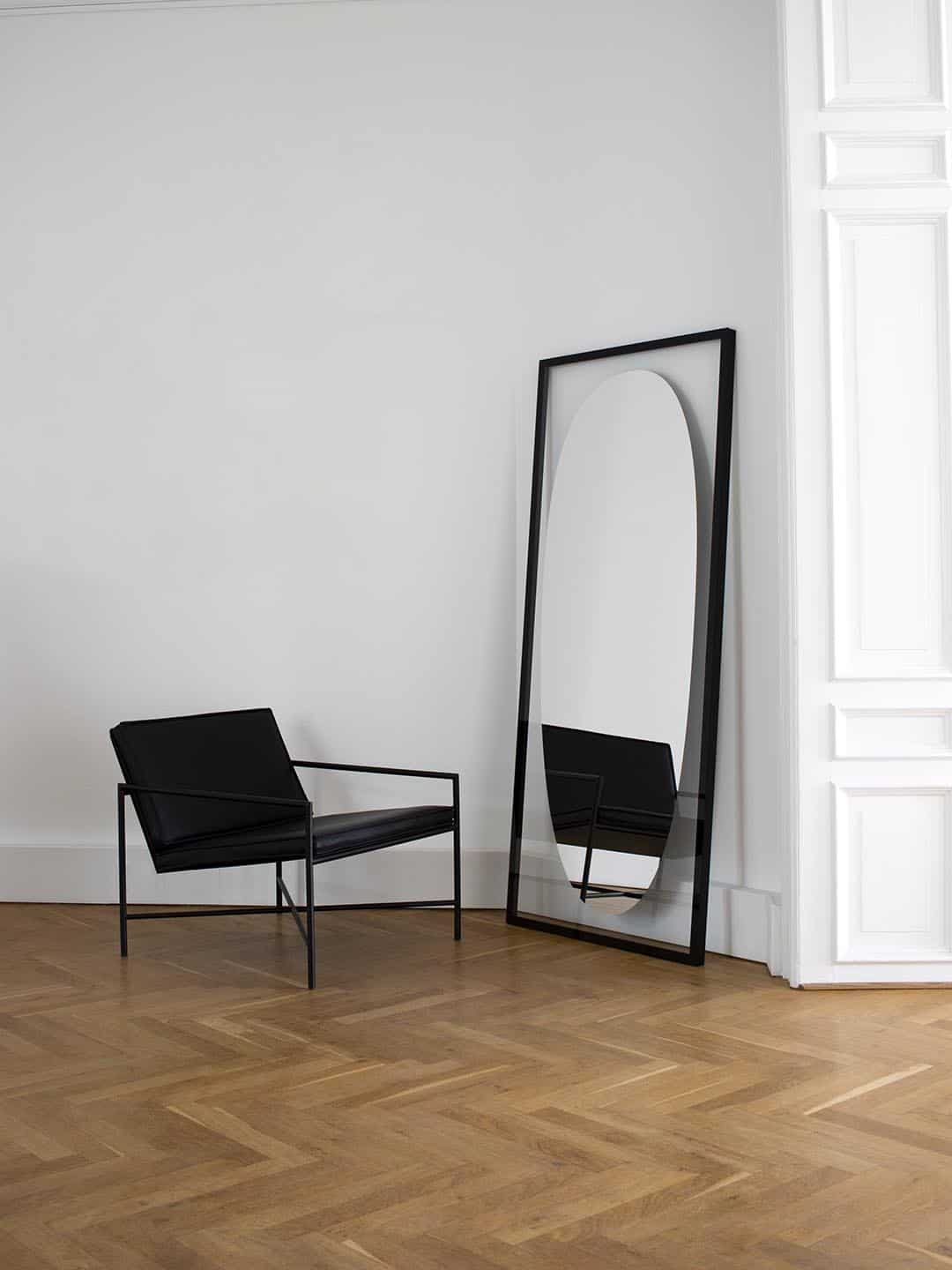 Скандинавское кресло для отдыха HANDVARK в белом интерьере