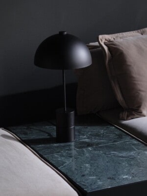 Премиум настольная лампа HANDVARK Studio в минималистичном интерьере