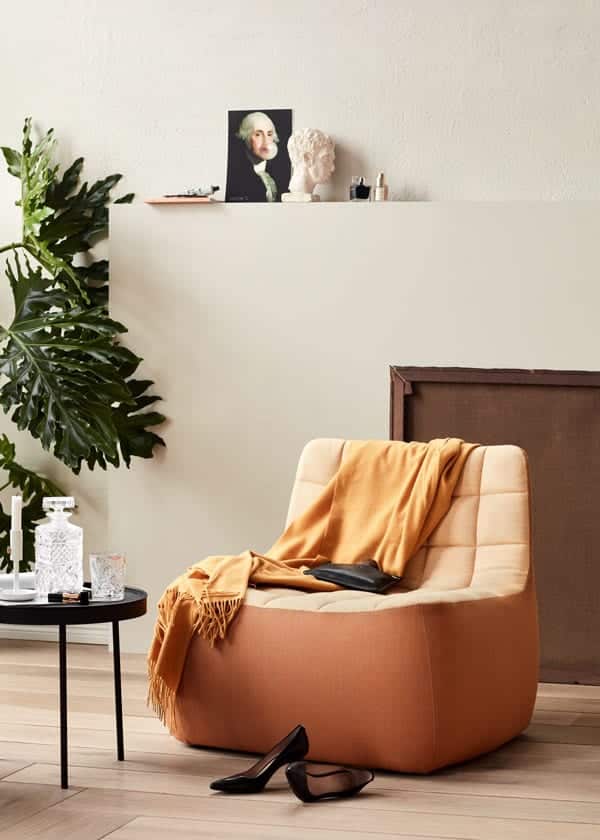 комфортное кресло обитое тканью бежевого цвета