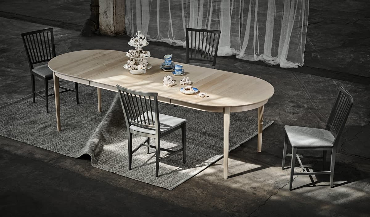 Шведский обеденный стол и стулья в темном интерьере