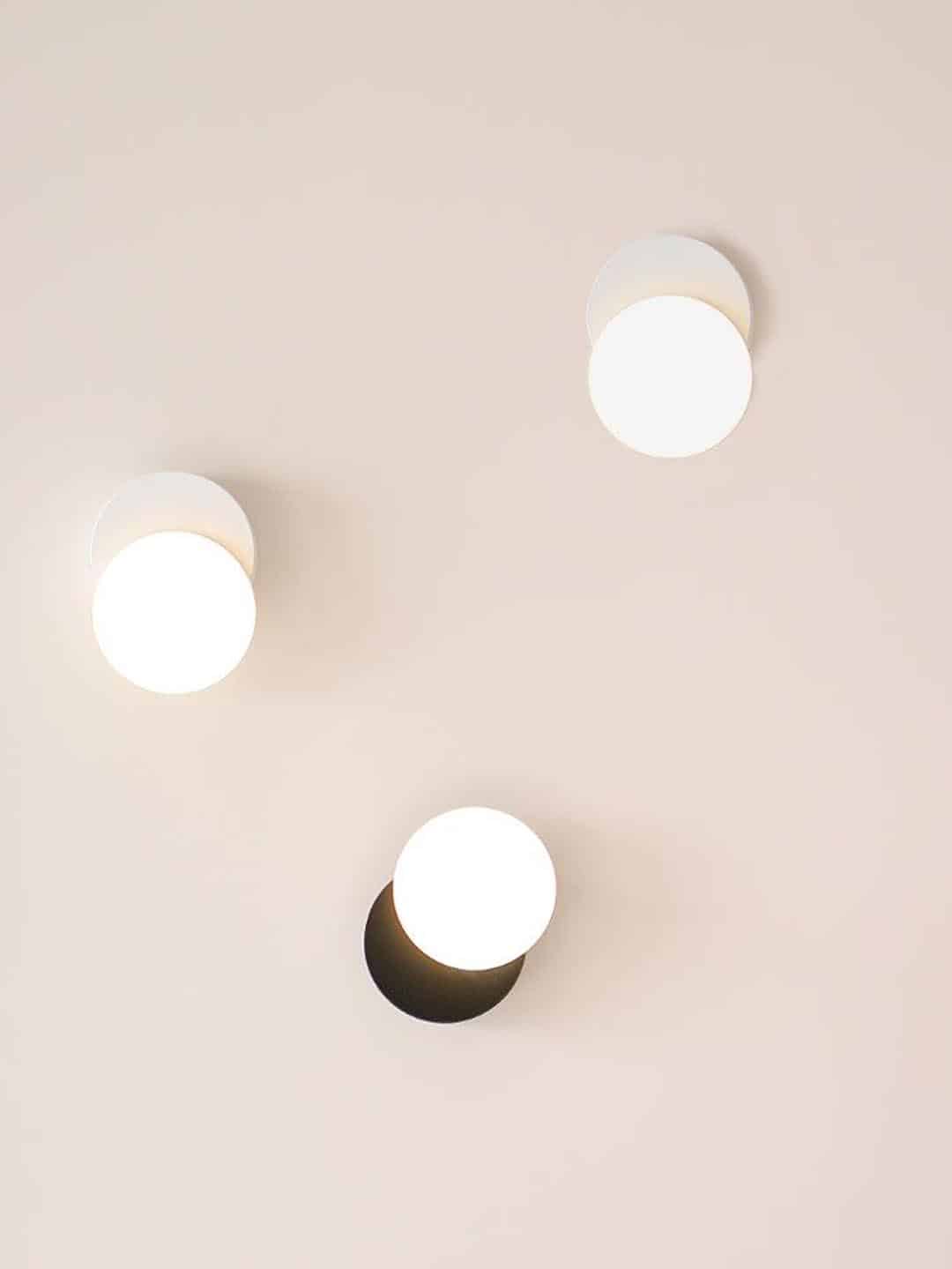 Оригинальный настенный светильник Tunto Dot 01 в светлом помещении