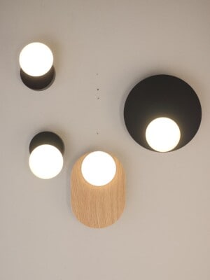Дизайнерский настенный светильник Tunto Dot 01 в светлом помещении