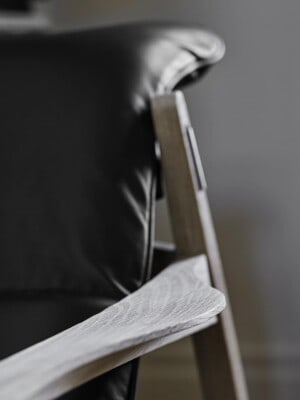 Скандтнавское кресло Stolab Link из черной кожи