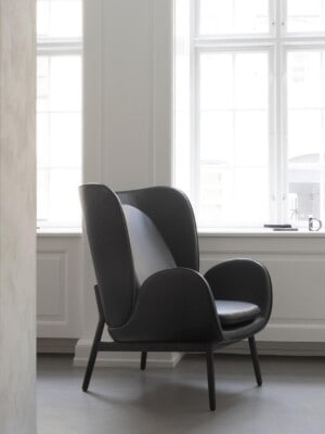 Элегантное кресло Fogia Embrace в светлом интерьере
