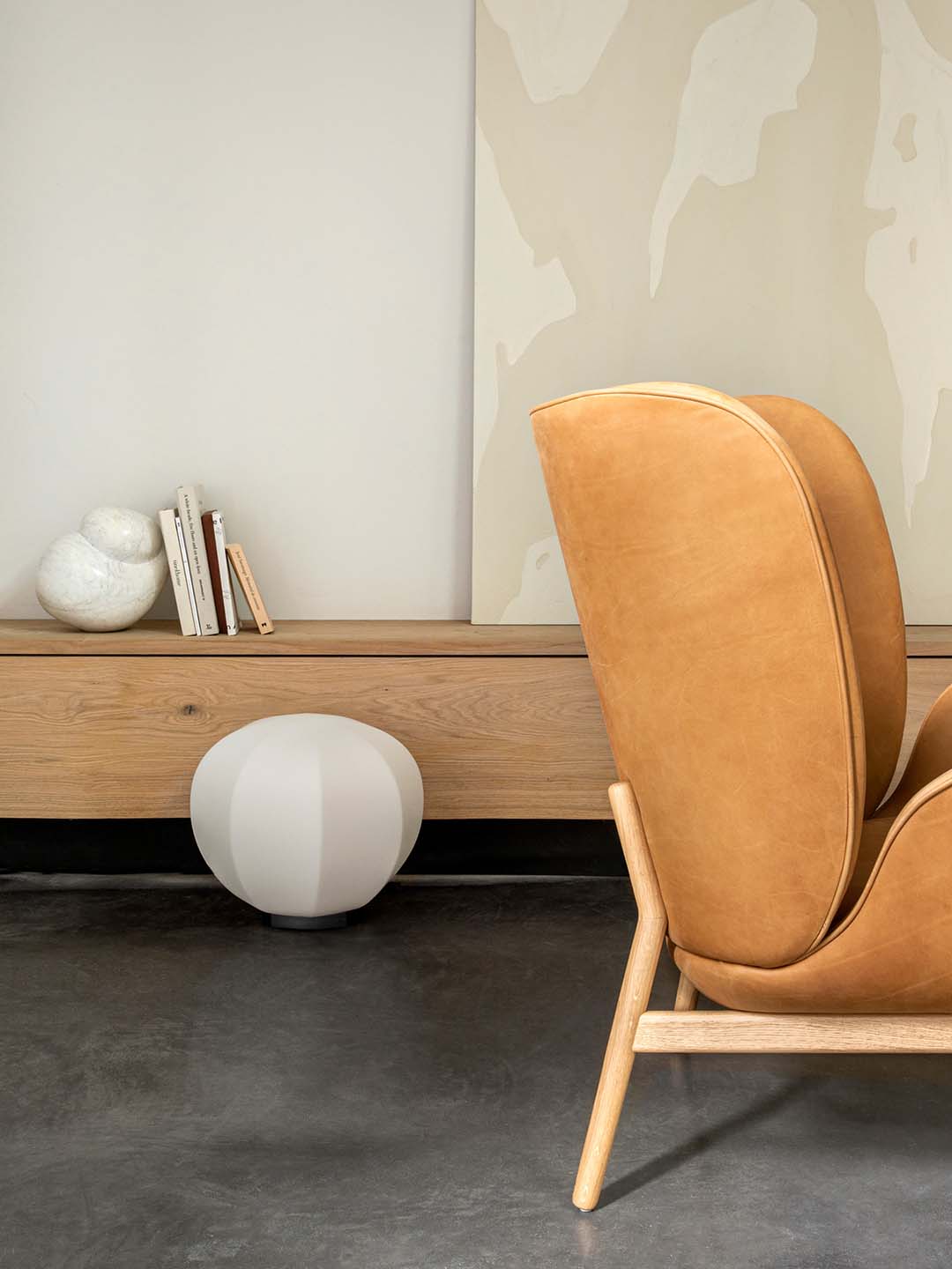 Практичное кресло Fogia Embrace в минималистичном интерьере