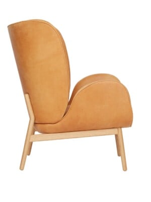 Минималистичное кресло Fogia Enclose из кожи коньячного цвета