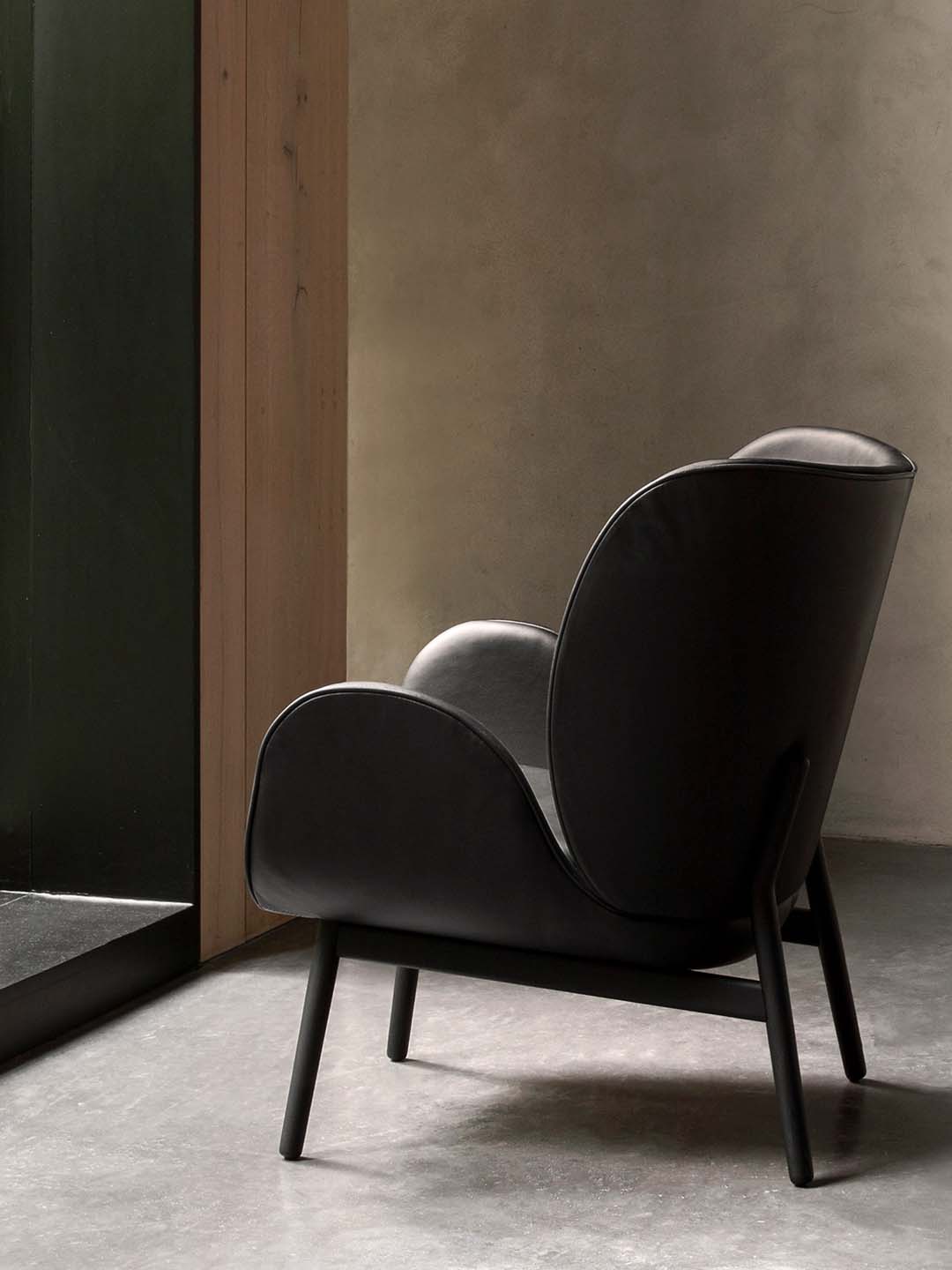 Элегантное кресло Fogia Enclose в минималистичном интерьере