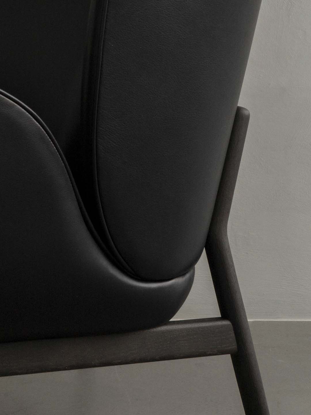 Дизайнерское кресло Fogia Enclose из черной кожи