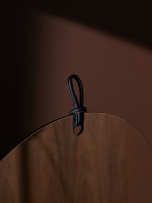 Минималистичное настенное зеркало Fogia Kimi с черным ремешком