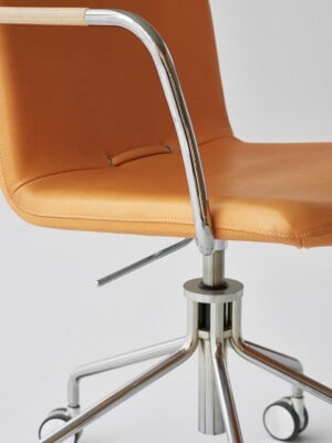 Дизайнерское офисное кресло Garsnas Day III коньячного цвета