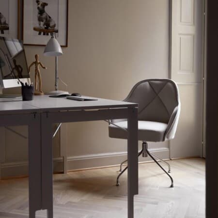 Скандинавское офисное кресло Garsnas Lina на ножках в светлом интерьере