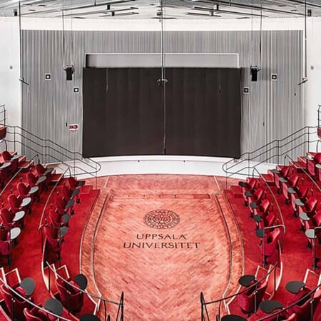 Дизайнерское кресло для зрителей Garsnas Zen Auditorium красного цвета в интерьере