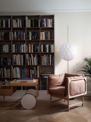 Кресло Garsnas Bleck easy в скандинавском стиле в светлом интерьере
