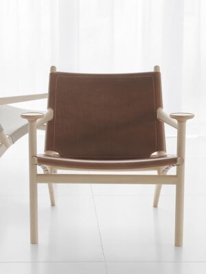 Дизайнераское кресло Garsnas Hedwig из кожи коньячного цвета в светлом интерьере