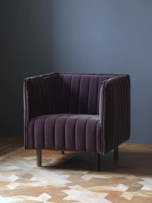 Элегантное кресло Garsnas Kvilt easy с ножками фиолетового цвета в минималистичном интерьере