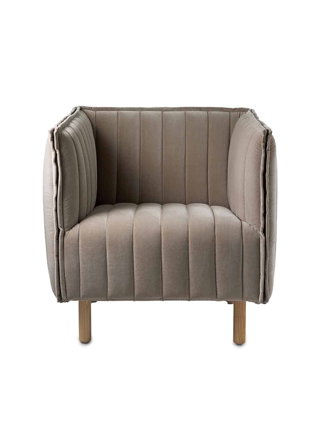 Красивое кресло Garsnas Kvilt easy с ножками светло-коричневого цвета