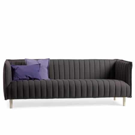 Стильный диван Garsnas Kvilt 3-местный на ножках серого цвета