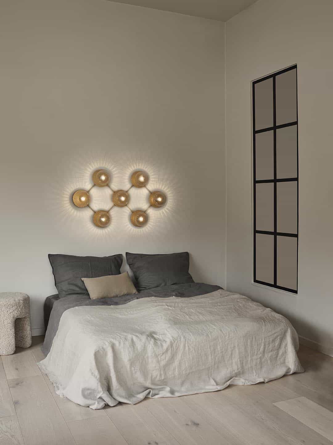 Дизайнерский потолочный светильник Nuura Liila 7 в минималистичном интерьере