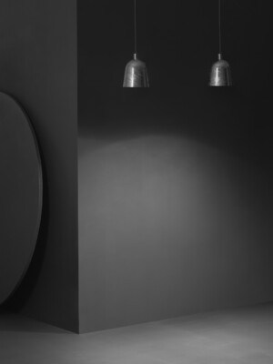 Красивый подвесной светильник Zero Lighting Convex Mini в темном помещении