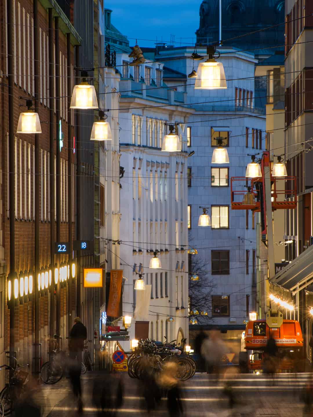 Скандинавский уличный подвесной светильник Zero Lighting Brass в экстерьере