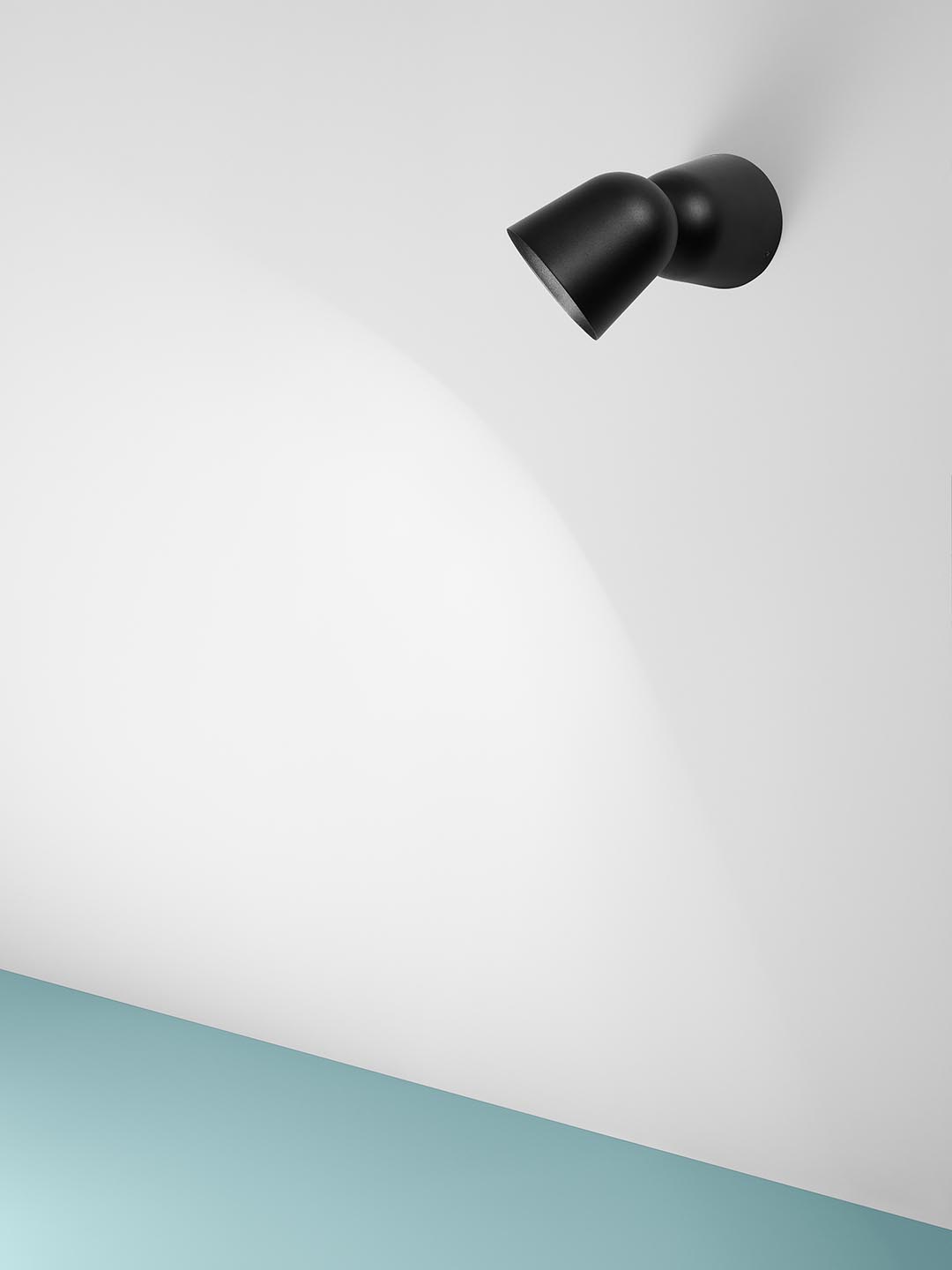 Красивый потолочный светильник Zero Lighting Convex в минималистичном интерьере