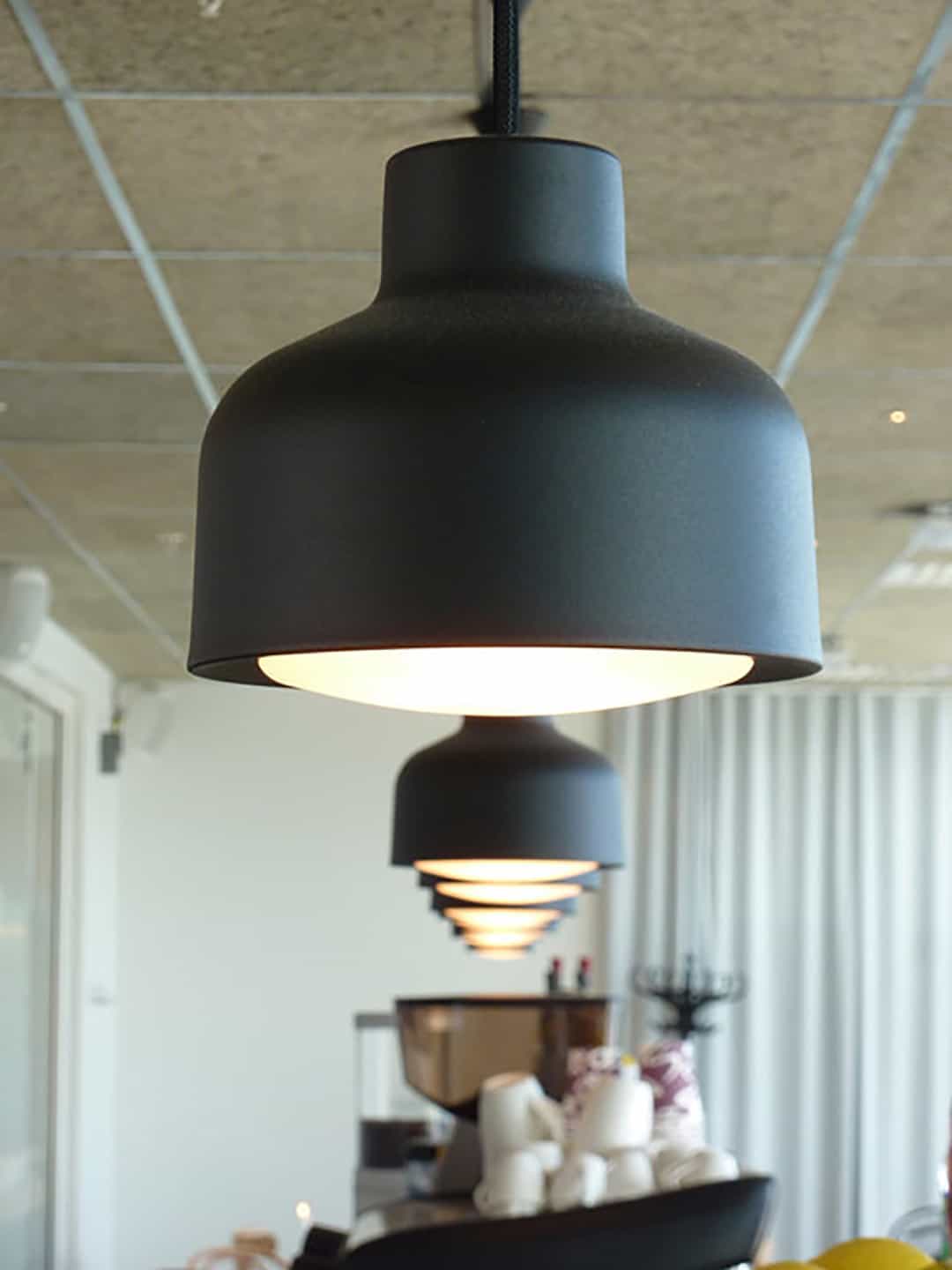 Классический подвесной светильник Zero Lighting Lens в скандинавском интерьере