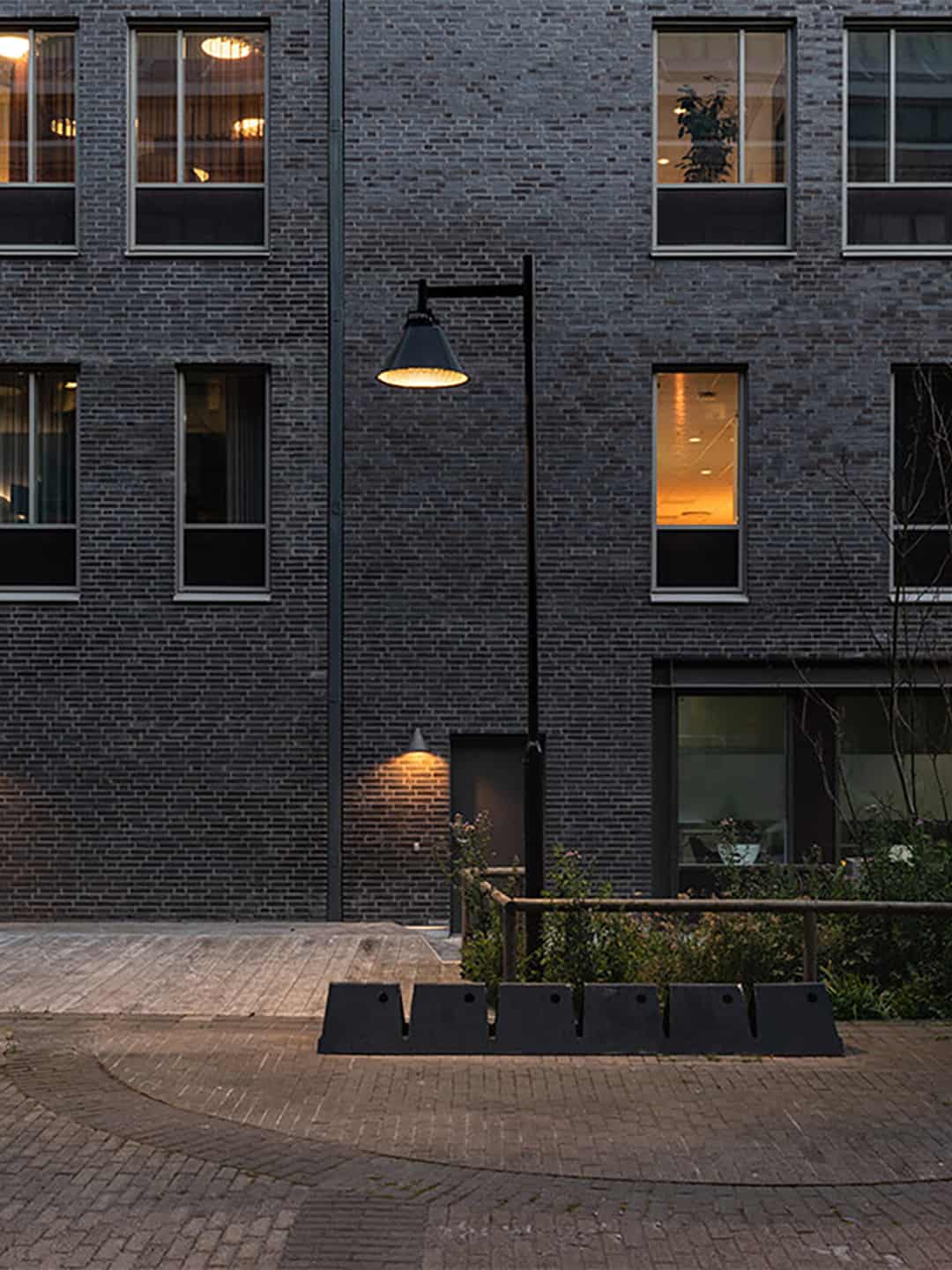 Уличный светильник Zero Lighting City Pole Asymmetrical в скандинавском стиле