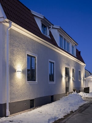 Скандинавский уличный настенный фонарь Zero Lighting PXL на стене частного дома