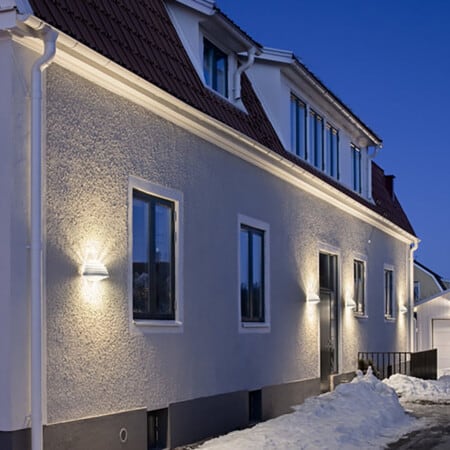 Скандинавский уличный настенный фонарь Zero Lighting PXL на стене частного дома