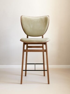 Классический полубарный стул NORR11 Elephant в светлом помещении