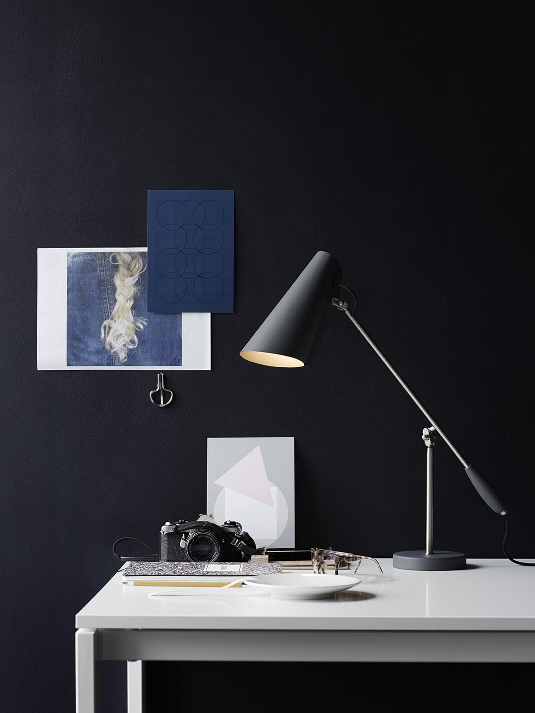 Настольная лампа Northern Birdy swing в скандинавском стиле в минималистичном интерьере
