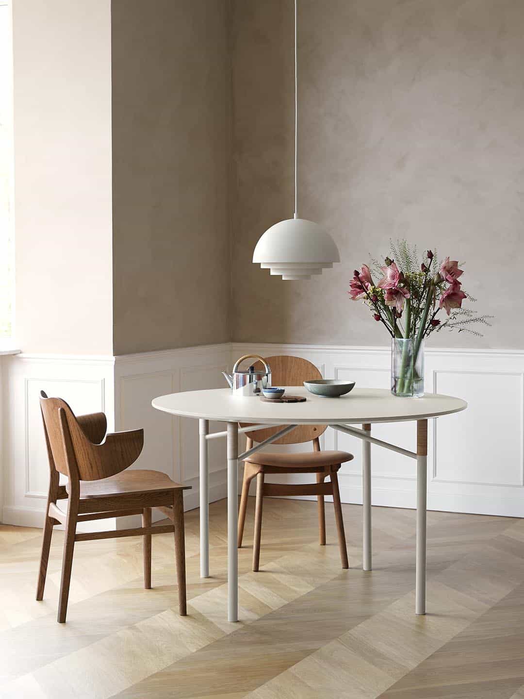 Элитный обеденный стол Warm Nordic Affinity в минималистичном интерьере