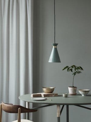 Элегантный обеденный стол Warm Nordic Affinity в стильном интерьере