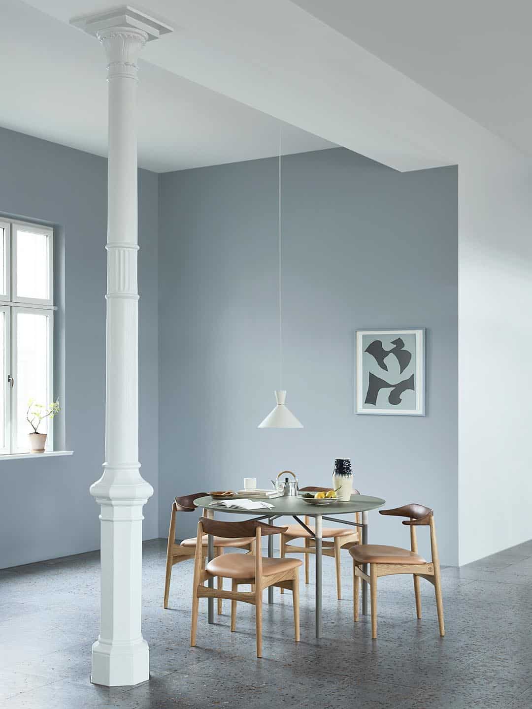 Классический обеденный стол Warm Nordic Affinity в минималистичном интерьере