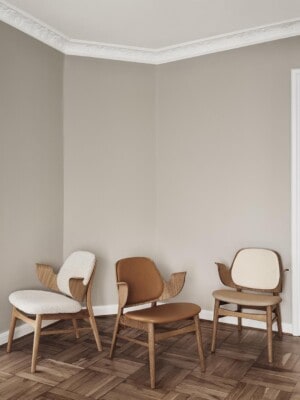 Кресло для отдыха Warm Nordic Gesture в скандинавском стиле в светлом помещении