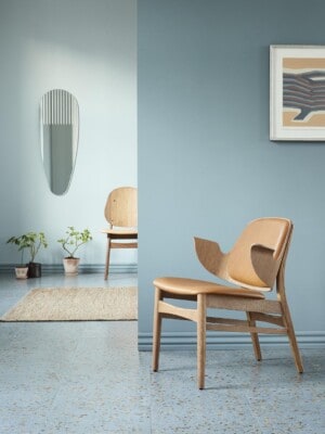 Дизайнерское кресло для отдыха Warm Nordic Gesture в светлом интерьере