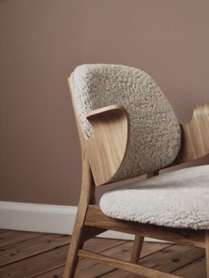 Скандинавское кресло для отдыха Warm Nordic Gesture в светлом интерьере
