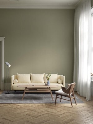 Красивое кресло для отдыха Warm Nordic Gesture в стильном интерьере